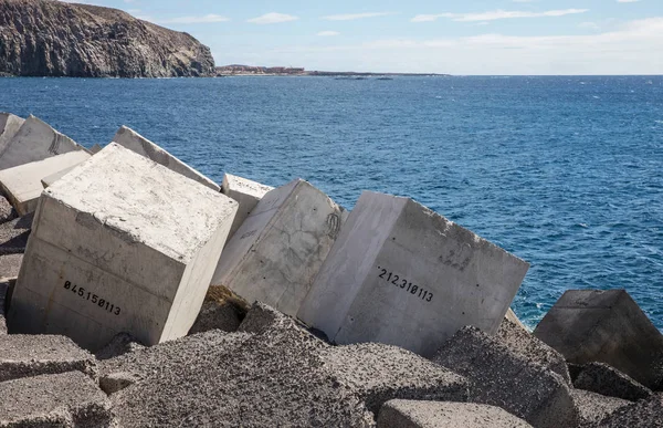 Blocs de béton numérotés dans la jetée de Los Cristiano — Photo