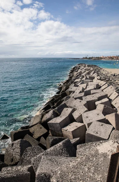 Blocs de béton numérotés dans la jetée de Los Cristiano — Photo