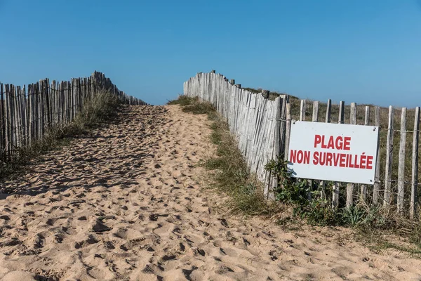 Sentiero tra le dune verso la spiaggia — Foto Stock