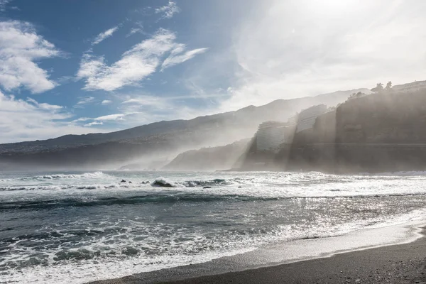 Le scogliere di Puerto de la Cruz sotto la nebbia — Foto Stock