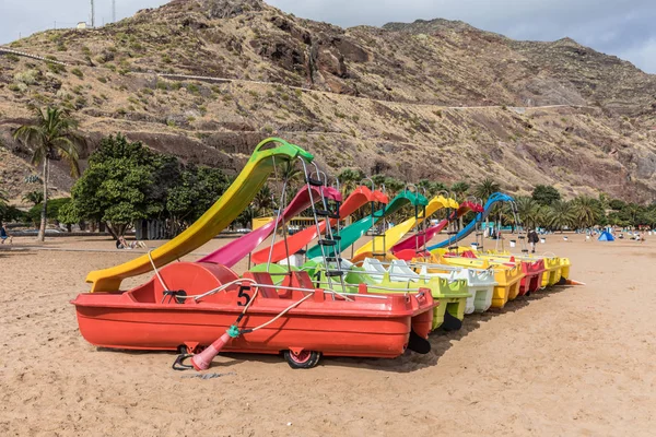 Pedalo com escorrega de playground na praia — Fotografia de Stock