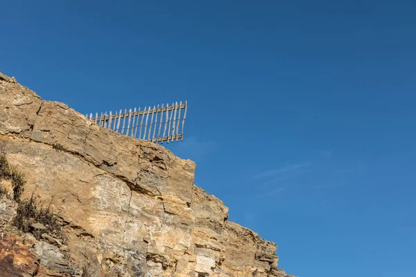 Staket efter cliff kollaps — Stockfoto