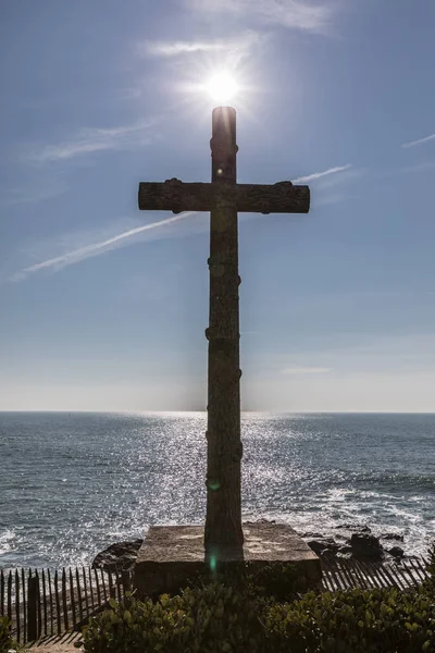 Grande croce di fronte al mare — Foto Stock