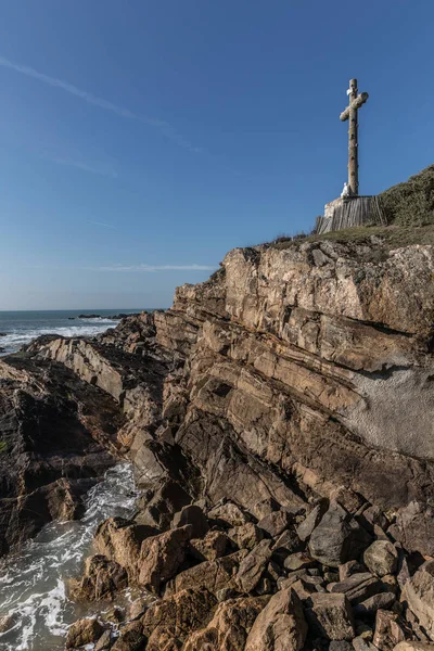 Groot kruis met uitzicht op zee — Stockfoto