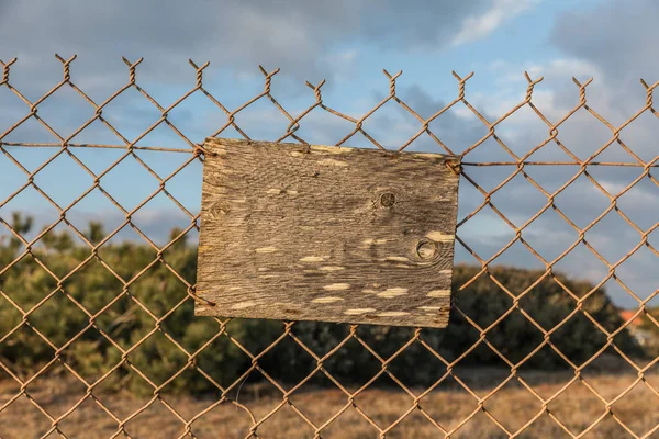 Wood panel on mesh without inscription — Stock Photo, Image