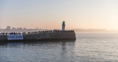 Alex Thomson varış bekleyen seyirci