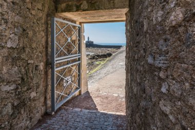 Saint-Nicolas tarikat tarafından dalgakıran erişim