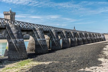 Düşük tide, yaya köprüsü