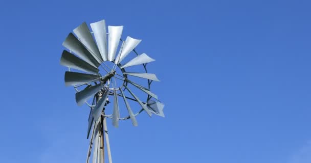 Vecchia pompa a vento metallica — Video Stock