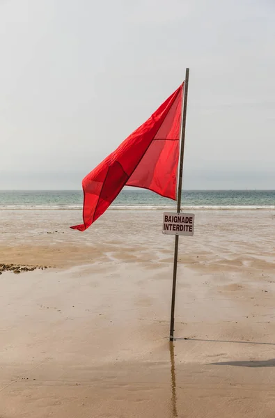 Bandiera rossa sulla spiaggia — Foto Stock