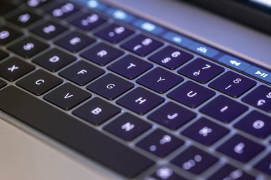 Laptop parlak klavye ve dokunmatik ekran çubuğu