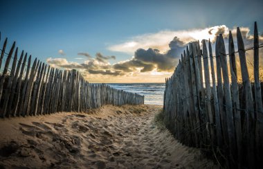 Fransa, Les Sables d 'Olonne' daki La Paracou plajına giden yol.