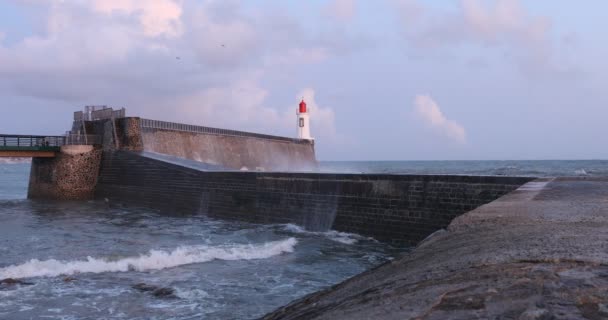 Tempête sur le brise-lames de la grande jetée des Sables d'Olonne (Vendée, France )