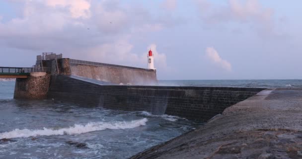 Шторм Волнорезе Большого Причала Les Sables Olonne Vendee France — стоковое видео