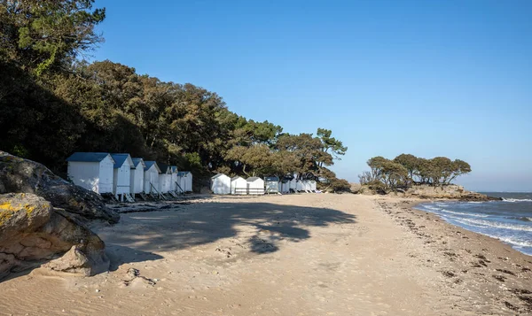 Cabine Bianche Sulla Spiaggia Sableaux Noirmoutier Vendee Francia — Foto Stock