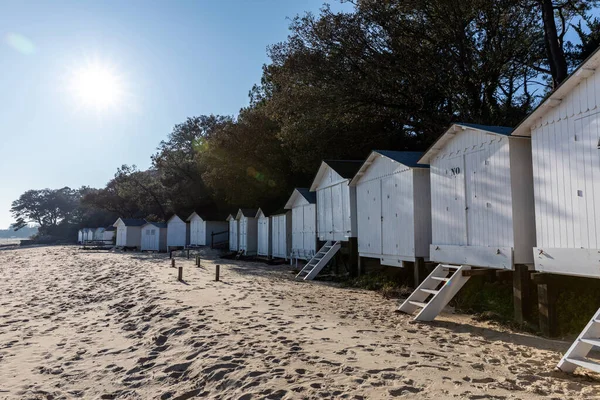 Cabine Bianche Sulla Spiaggia Sableaux Noirmoutier Vendee Francia — Foto Stock