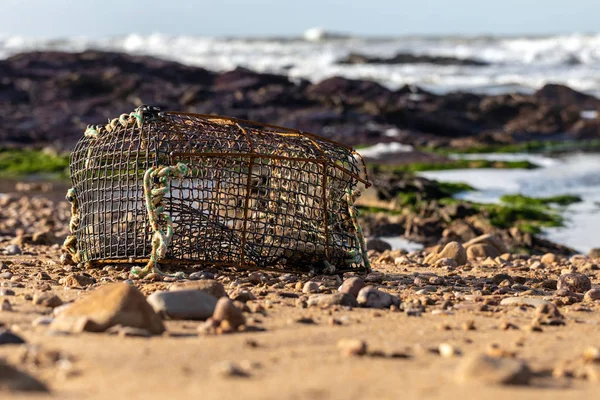 Velho Armário Pesca Abandonado Praia — Fotografia de Stock