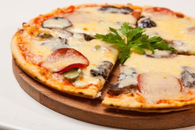 Pizza bir ahşap kesme tahtası üzerinde
