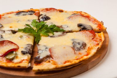 Pizza bir ahşap kesme tahtası üzerinde