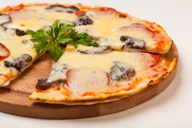Pizza bir ahşap kesme tahtası üzerinde