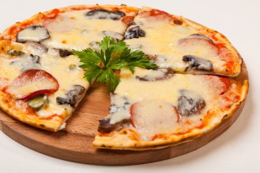 Pizza bir ahşap kesme tahtası üzerinde