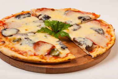 Pizza bir ahşap kesme tahtası üzerinde