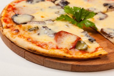 Pizza bir ahşap kesme tahtası üzerinde