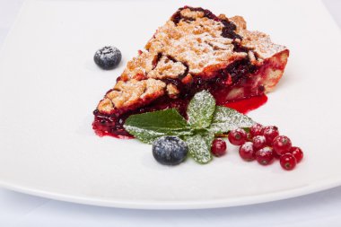 Reçelli kumlu kek ve tabakta böğürtlen