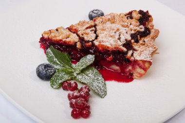 Reçelli kumlu kek ve tabakta böğürtlen