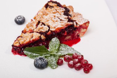 Reçelli kumlu kek ve tabakta böğürtlen