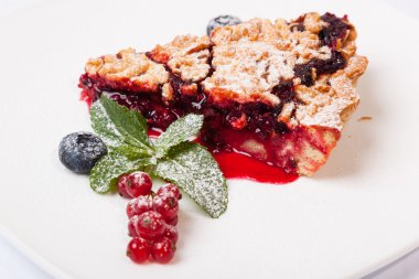 Reçelli kumlu kek ve tabakta böğürtlen