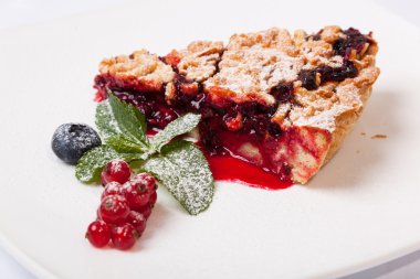 Reçelli kumlu kek ve tabakta böğürtlen