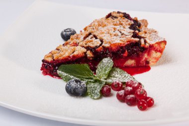 Reçelli kumlu kek ve tabakta böğürtlen