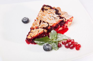 Reçelli kumlu kek ve tabakta böğürtlen