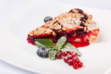 Reçelli kumlu kek ve tabakta böğürtlen