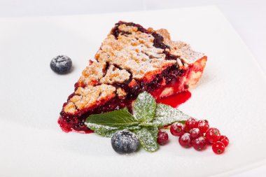 Reçelli kumlu kek ve tabakta böğürtlen