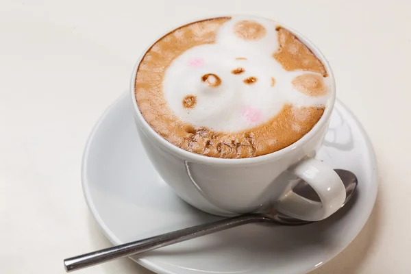 Café Com Espuma Forma Gato Rato Mesa Marrom — Fotografia de Stock