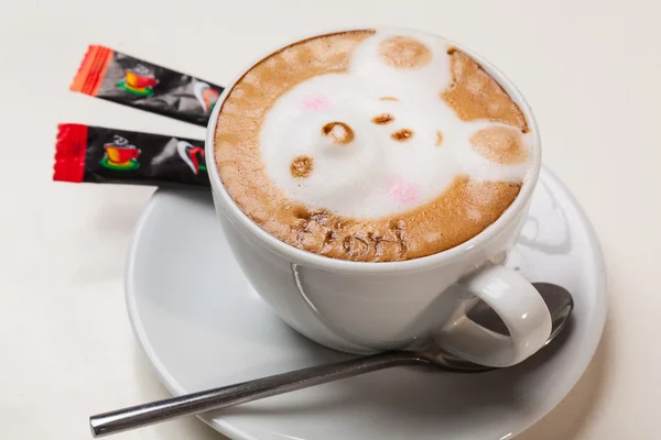 Кава Піною Вигляді Кота Мишки Коричневому Столі — стокове фото