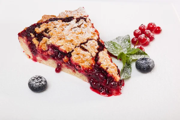 Reçelli kumlu kek ve tabakta böğürtlen