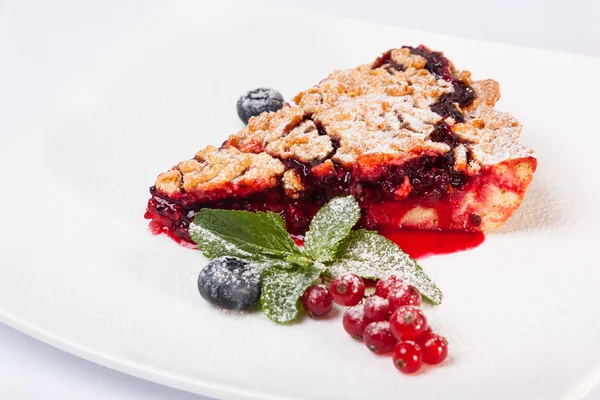 Reçelli kumlu kek ve tabakta böğürtlen