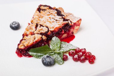 Reçelli kumlu kek ve tabakta böğürtlen