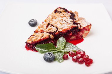 Reçelli kumlu kek ve tabakta böğürtlen