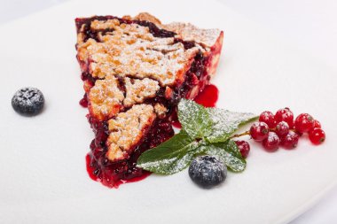 Reçelli kumlu kek ve tabakta böğürtlen