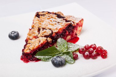 Reçelli kumlu kek ve tabakta böğürtlen