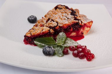 Reçelli kumlu kek ve tabakta böğürtlen