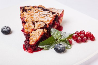 Reçelli kumlu kek ve tabakta böğürtlen