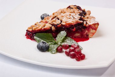 Reçelli kumlu kek ve tabakta böğürtlen