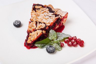 Reçelli kumlu kek ve tabakta böğürtlen