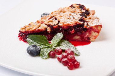 Reçelli kumlu kek ve tabakta böğürtlen