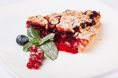 Reçelli kumlu kek ve tabakta böğürtlen